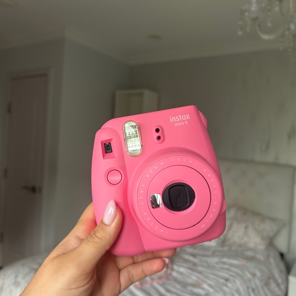 Fujifilm Instax Mini 9 in Vibrant Pink